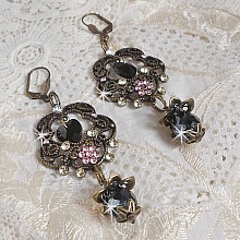 BO Irr&eacute;sistible Passion mont&eacute;es sur dormeuses Fleur de Lys Bronze Laiton avec cristaux, gouttes facett&eacute;es, c&oelig;urs, cabochons, coupelles fleurs filigran&eacute;es et coupelles &eacute;toiles